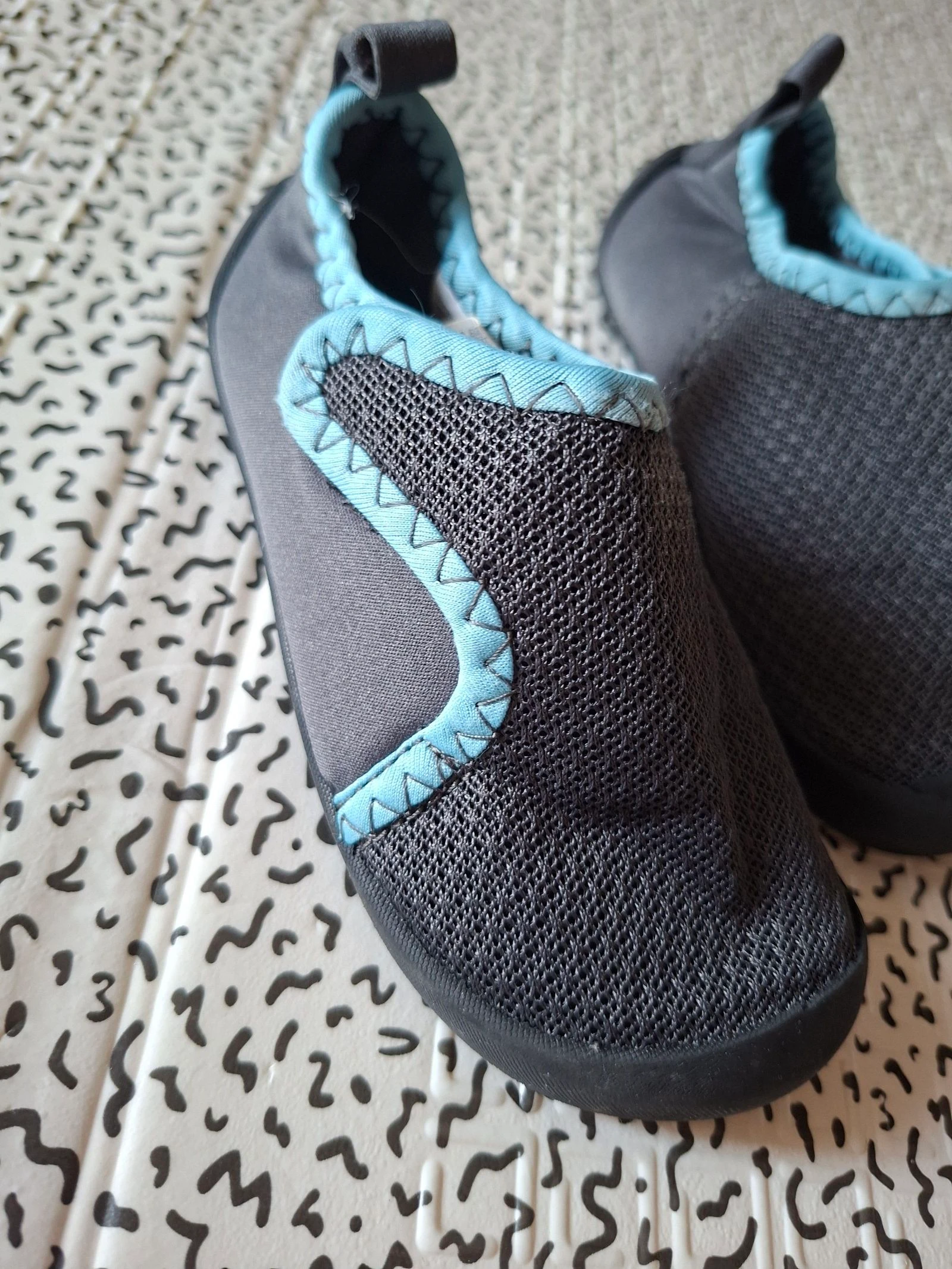 Chaussons aquatiques Decathlon T25 gris/bleu – École, crèche, piscine – photo 2